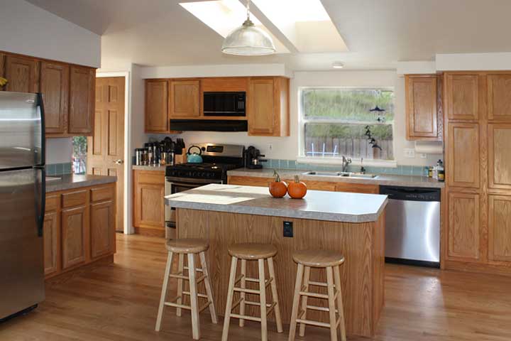 Kitchen with skylight, refrig, gas range, DW, microwave